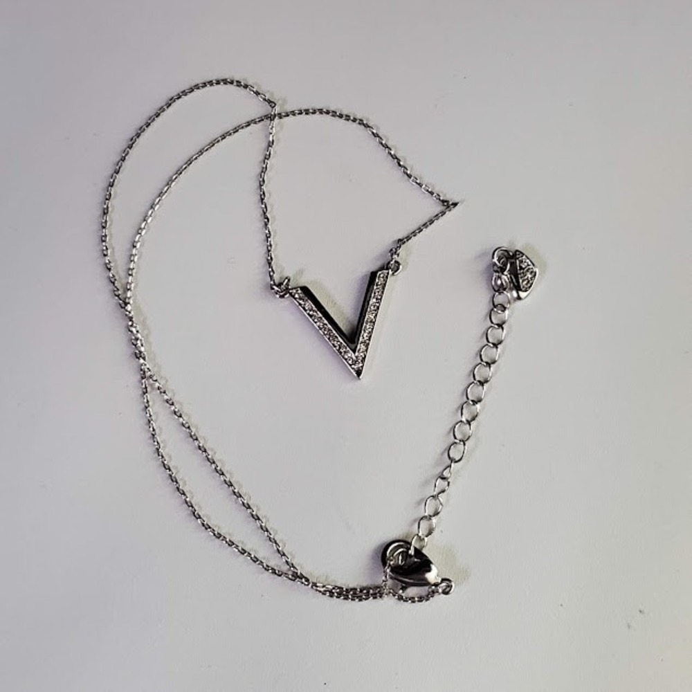 Swarovski Silver Tone Crystal V Pendant Necklace Geometric Swan Logo 5113583